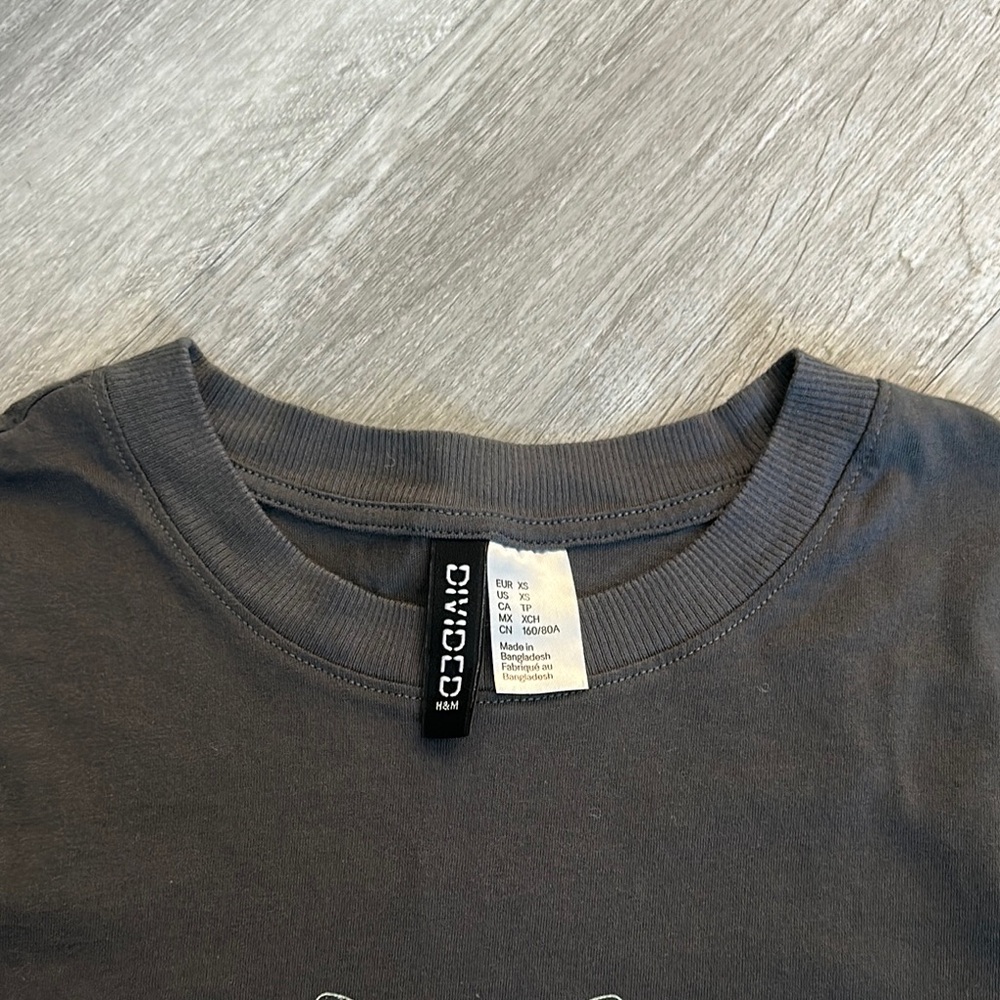 H&M Dark Gray T-Shirt with Butterfly Print - Picture 5 of 6